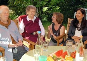 Regina Fleck (zweite von rechts) berichtet Sozialministerin Aygül Özkan (rechts) vom gemeinsamen Leben im "Hüsselhuus". Foto Helfferich